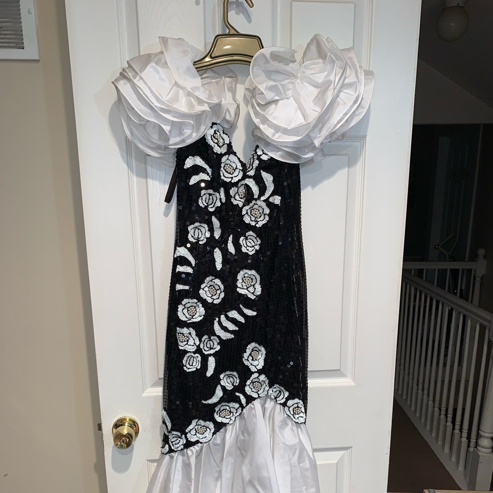 BLACK & WHITE PUFFY 90s style dress size 2-4